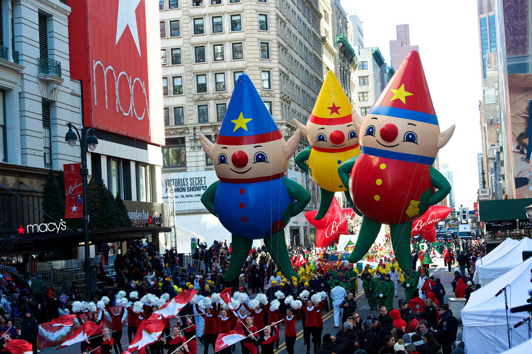 Have street parades. Macy's Parade. Macy s Thanksgiving Parade. Парад Macy s в день Благодарения. Парад надувных игрушек в Нью Йорке.