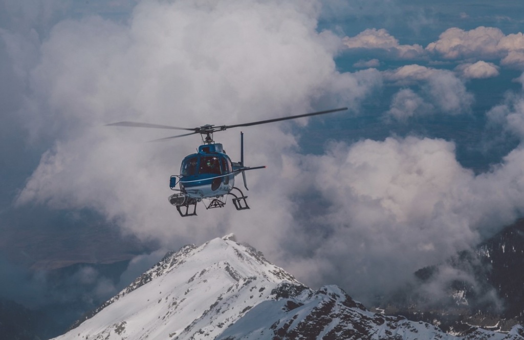 Вертолет для полета к горным вершинам