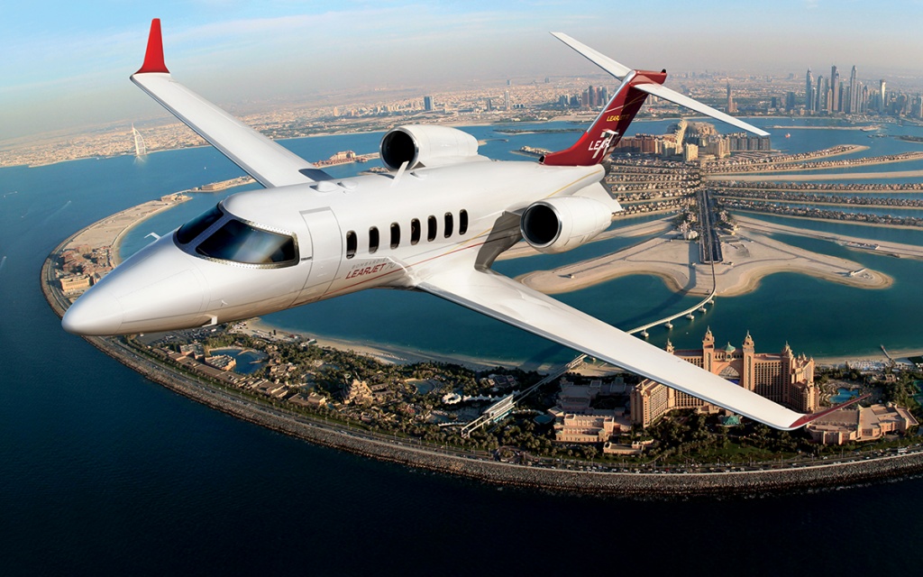 Частный самолет над Дубаями