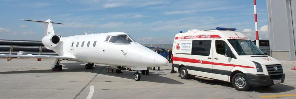 Самолёт санитарной авиации и скорая помощь