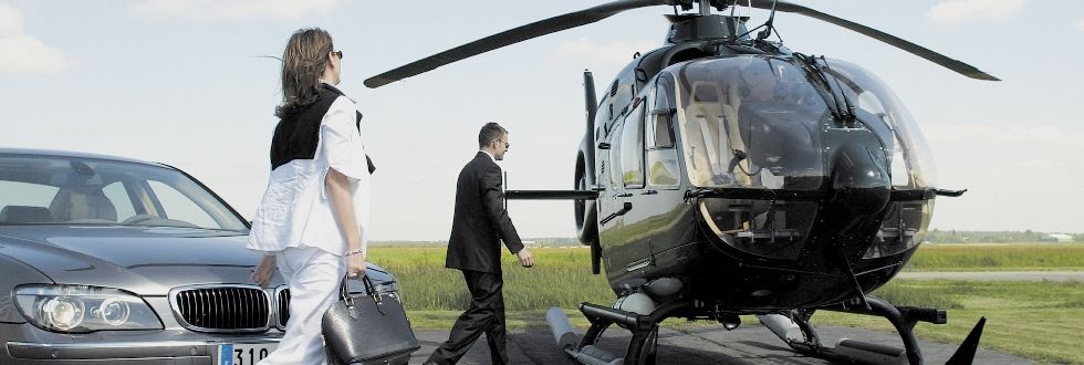 Посадка в частный вертолет. Управляет вертолётом профессиональный лётчик