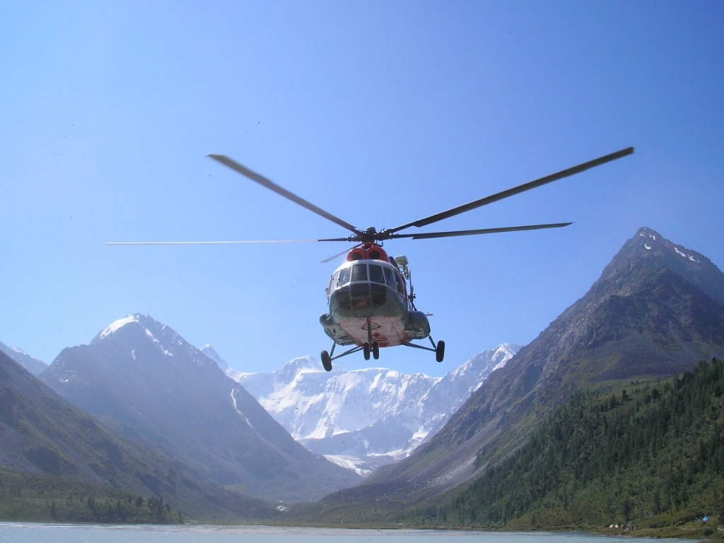 Частный вертолет в горах